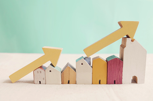 fleches sur maison en bois